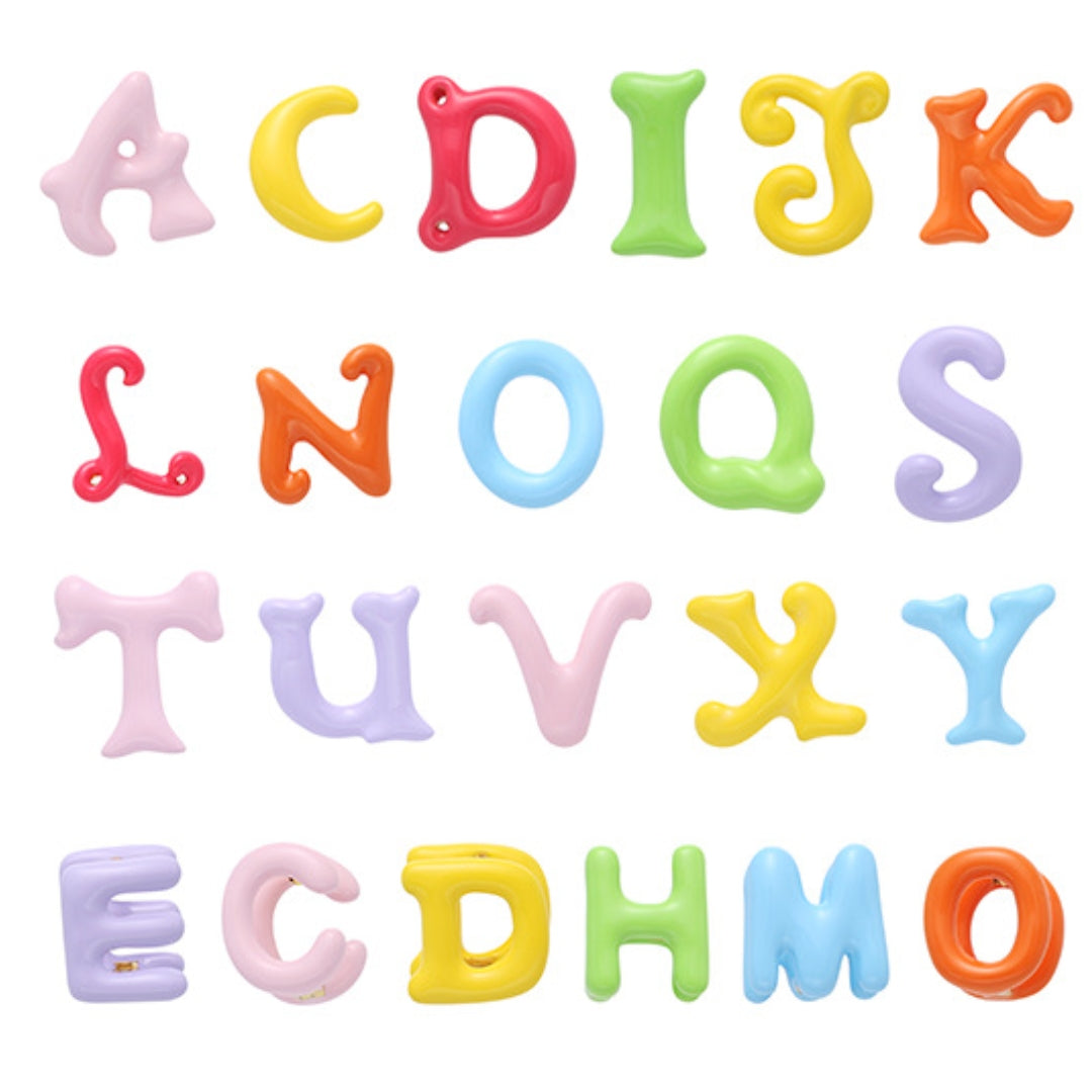 Süße Ohrstecker mit bunten Buchstaben im Y2K-Stil (einzeln)