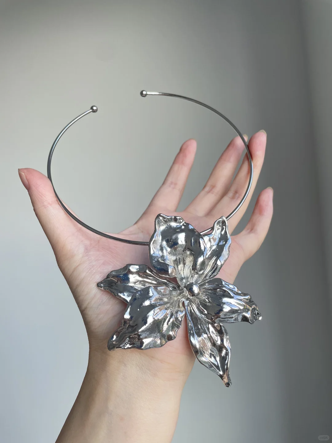 Ausgefallene Halskette mit großer Blume aus Metall für Damen