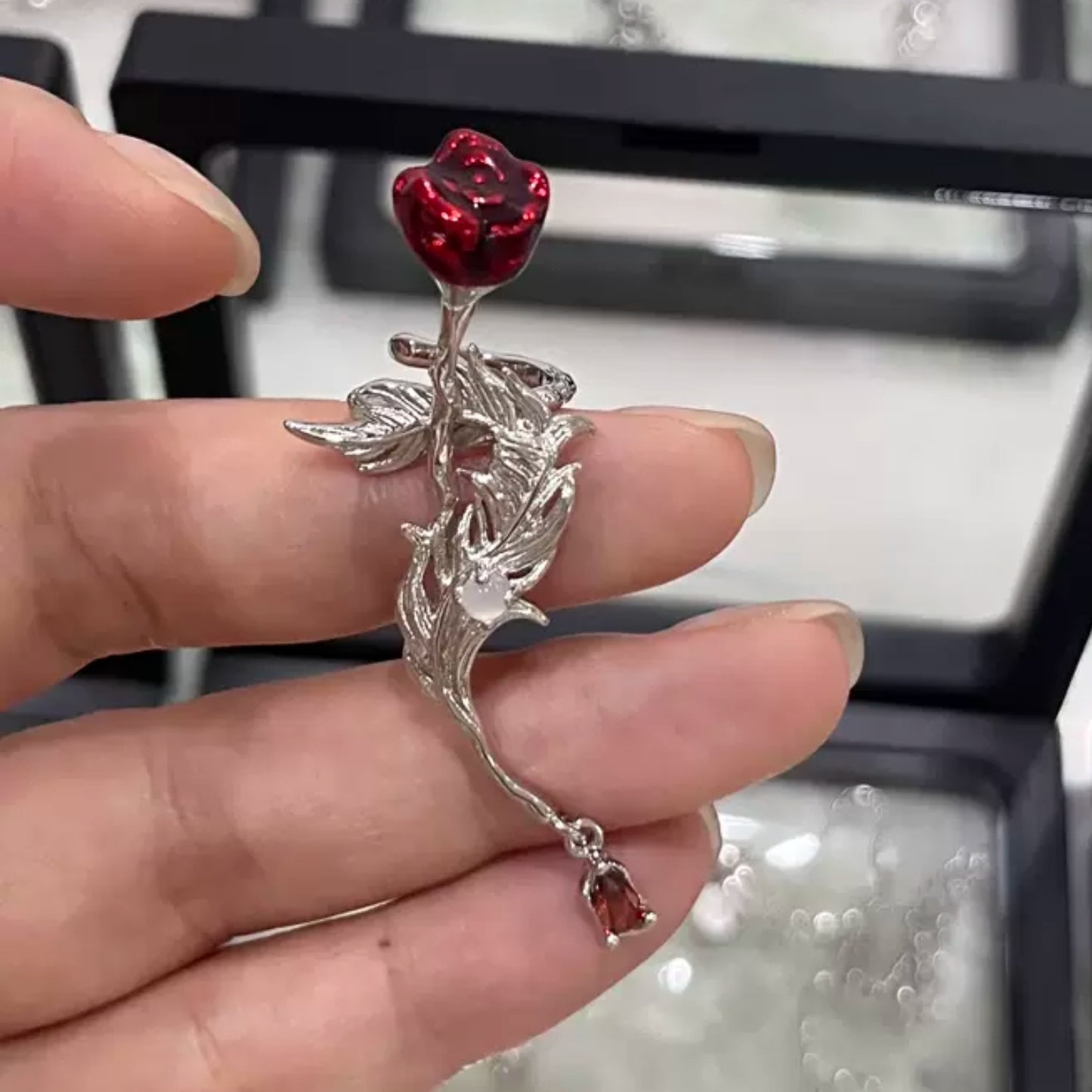 Designer-Ohrmanschette aus Metall mit roten Rosen und Strasssteinen (kein Ohrlochstechen erforderlich)