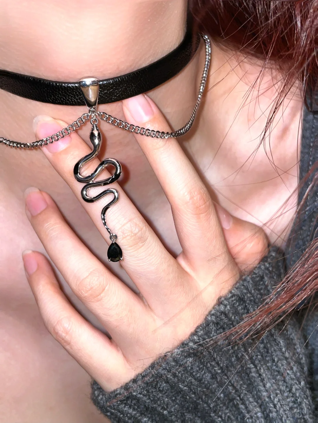 Schicke schwarze Chokerhalskette mit Schlangen-Quaste
