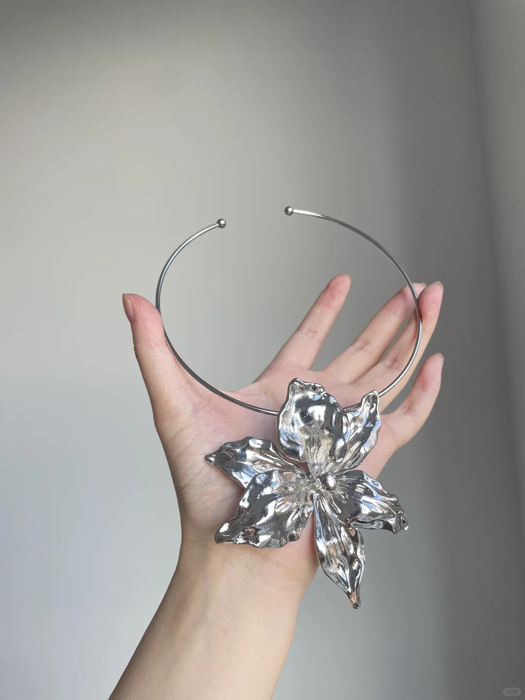 Ausgefallene Halskette mit großer Blume aus Metall für Damen