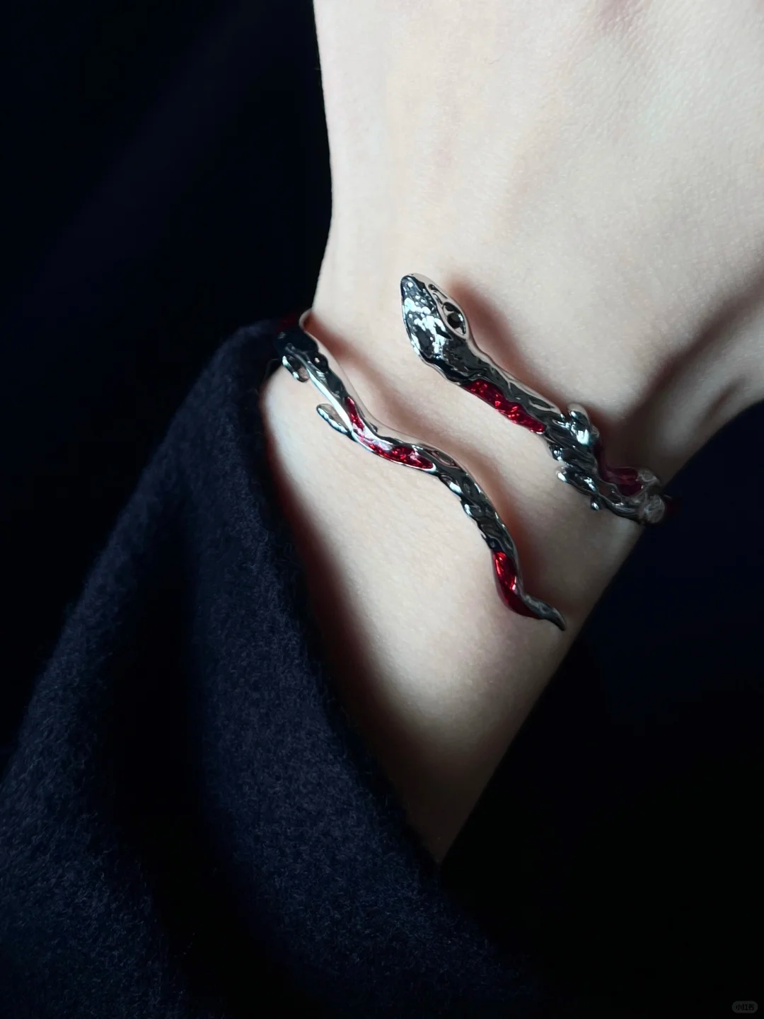 Designer-Armband mit roter Schlange