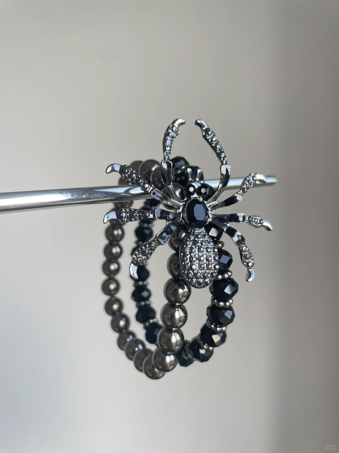 Schwarzes Armband mit Spinnenperlen und Strasssteinen