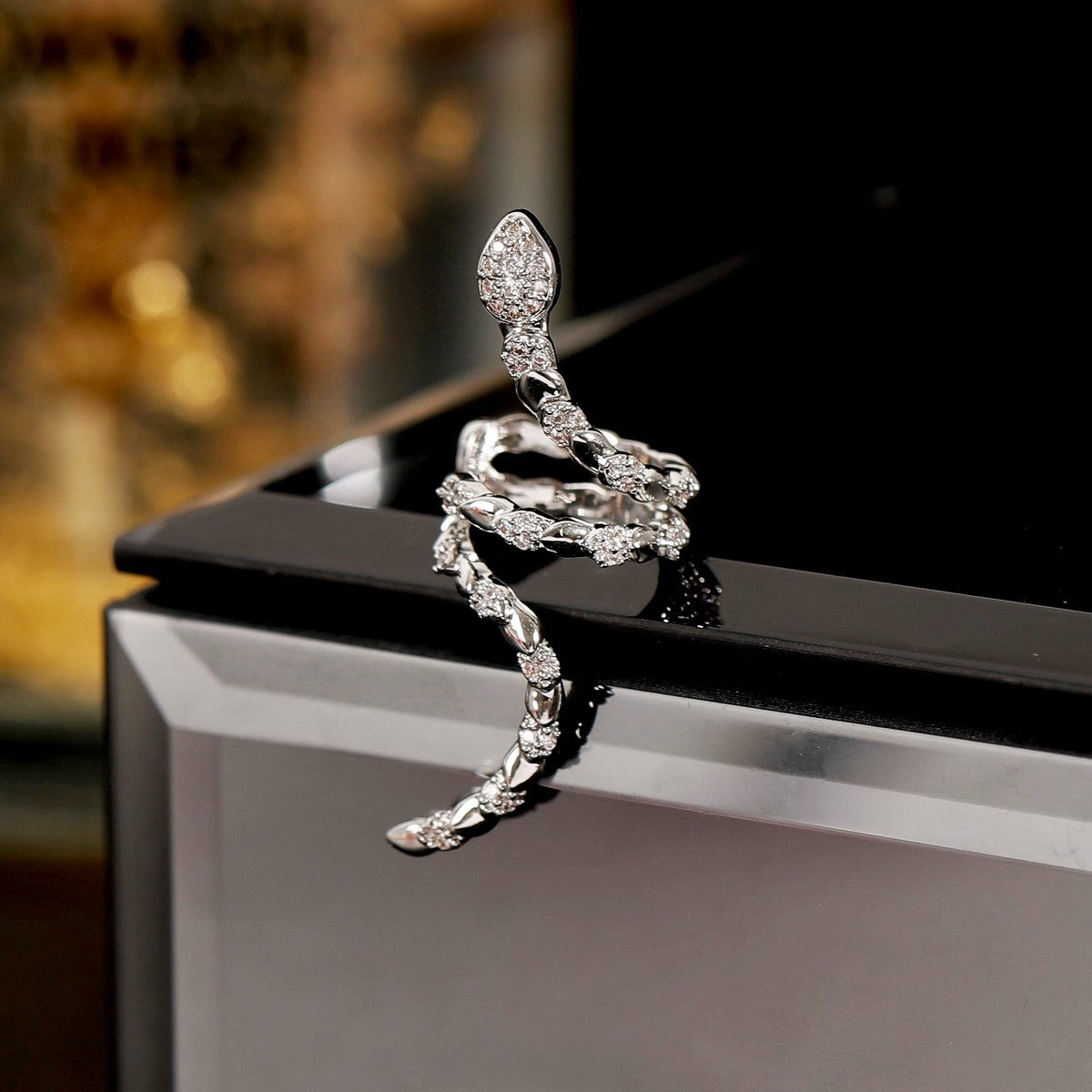 Ausgefallener Unisex-Ohrring mit Strasssteinen und Schlangenmotiv