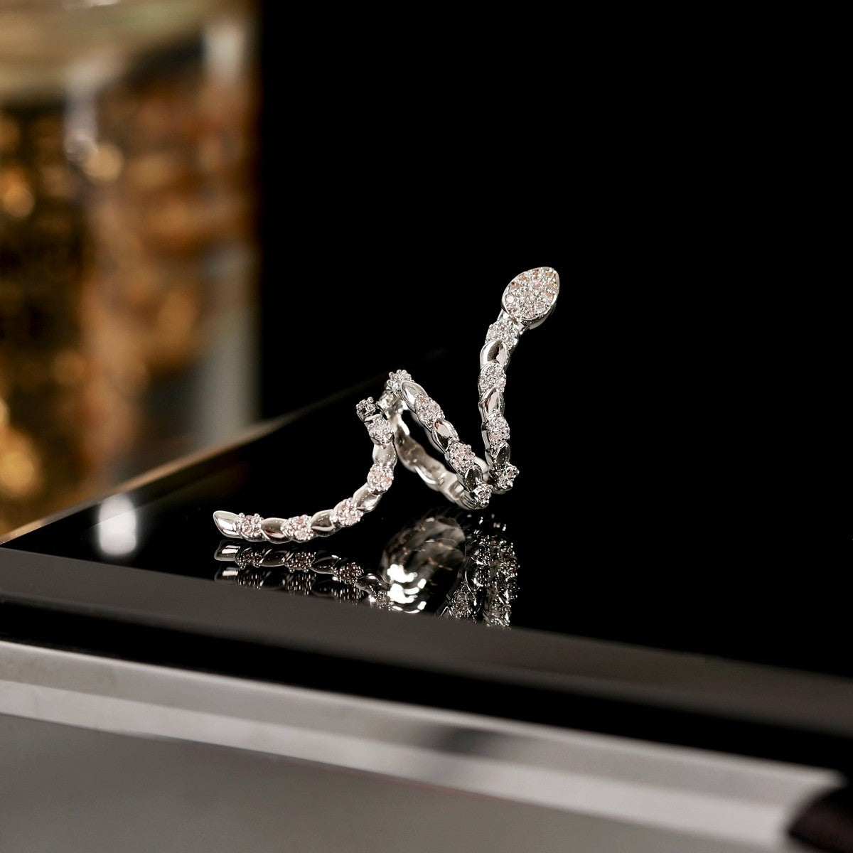 Ausgefallener Unisex-Ohrring mit Strasssteinen und Schlangenmotiv