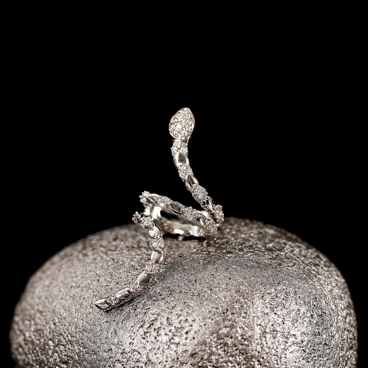 Ausgefallener Unisex-Ohrring mit Strasssteinen und Schlangenmotiv