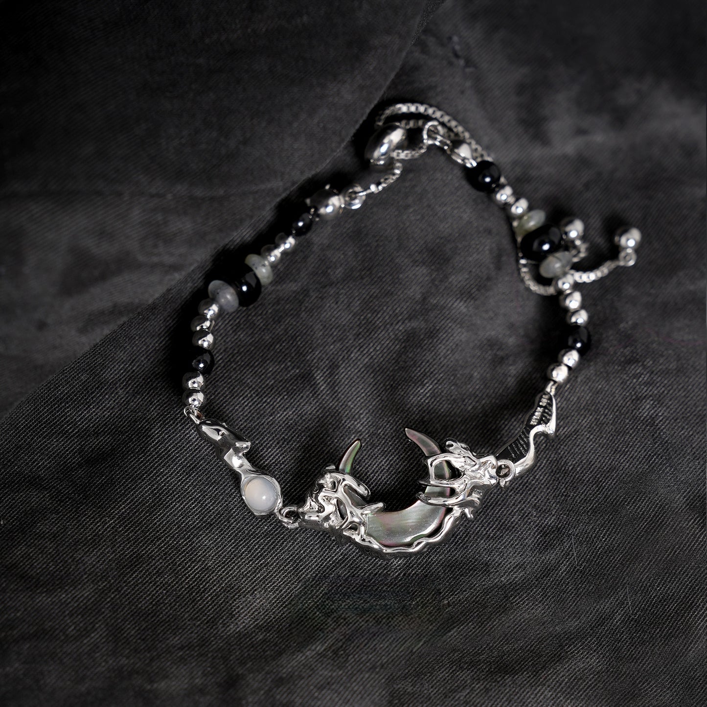 Schwarzes Designer-Armband mit Halbmond für Damen