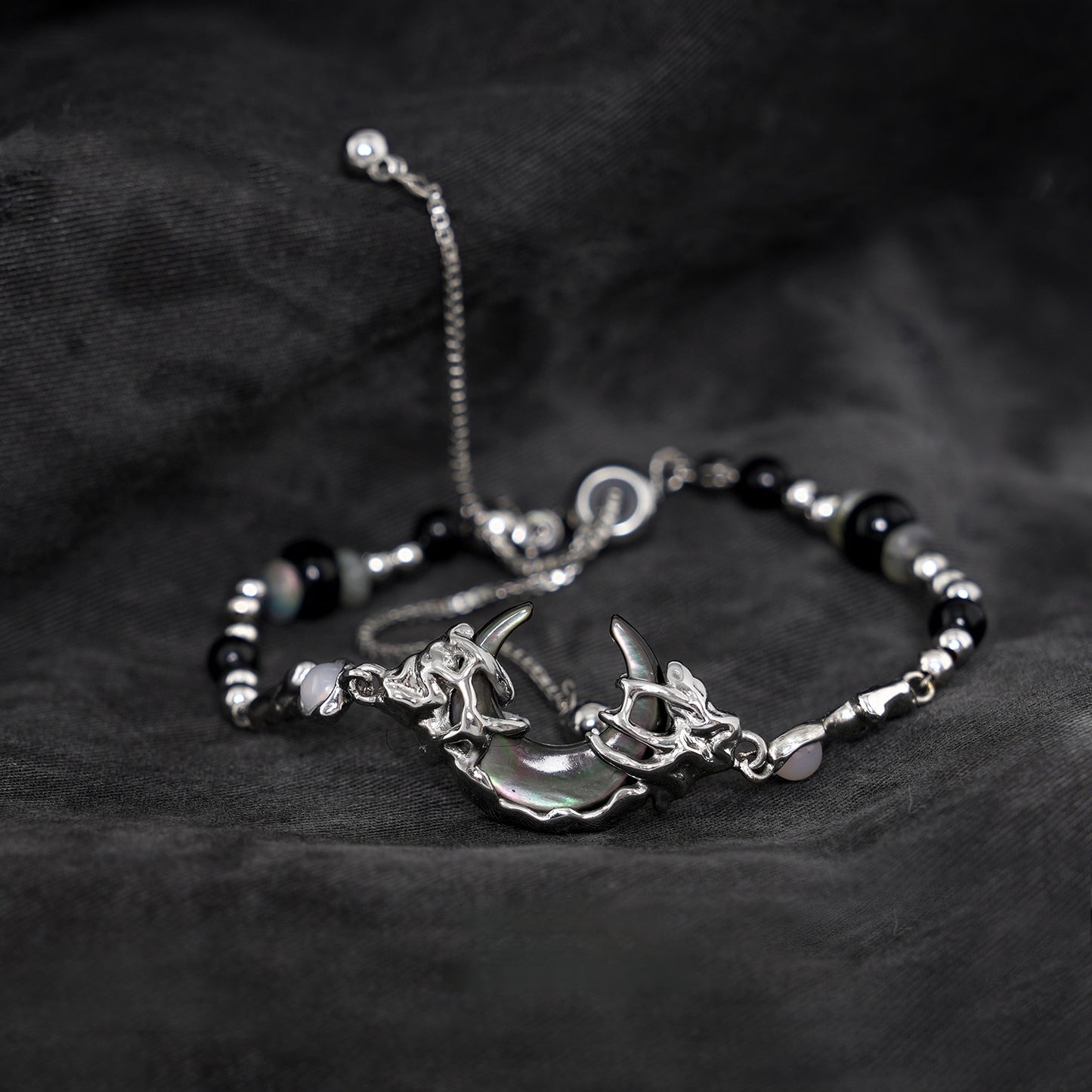 Schwarzes Designer-Armband mit Halbmond für Damen