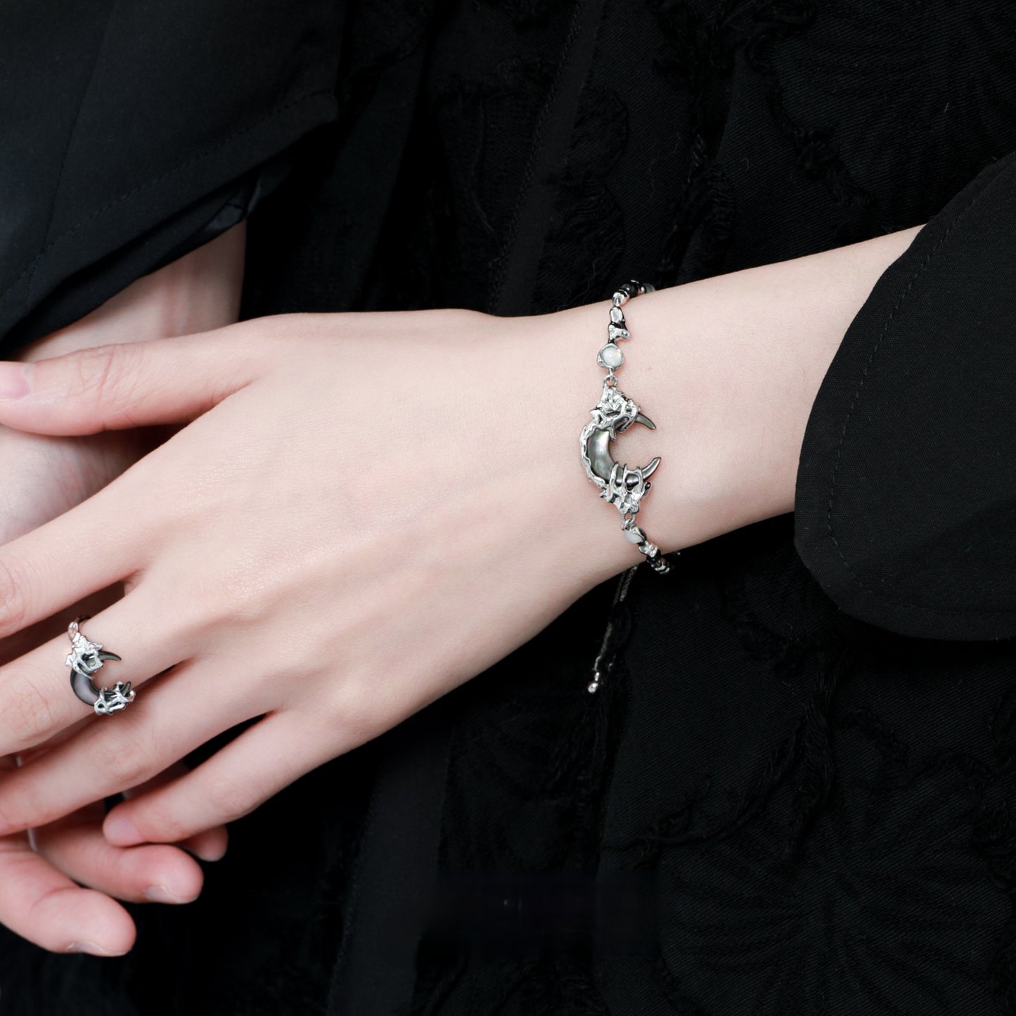 Schwarzes Designer-Armband mit Halbmond für Damen