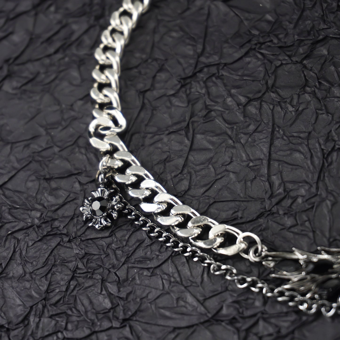 Choker-Halskette mit Engelsflügeln in Schwarz