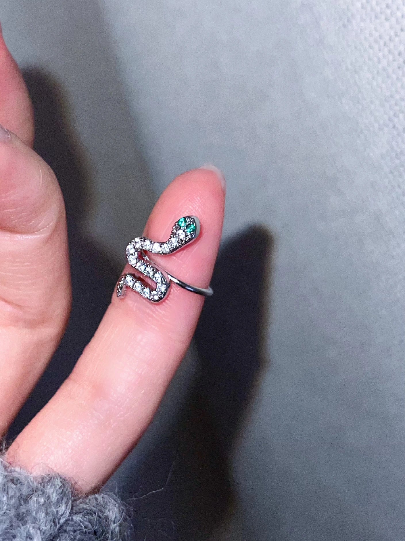 Kleine süße Ohrmanschette mit glänzendem Strasssteinchen in Schlangenform (einzeln)