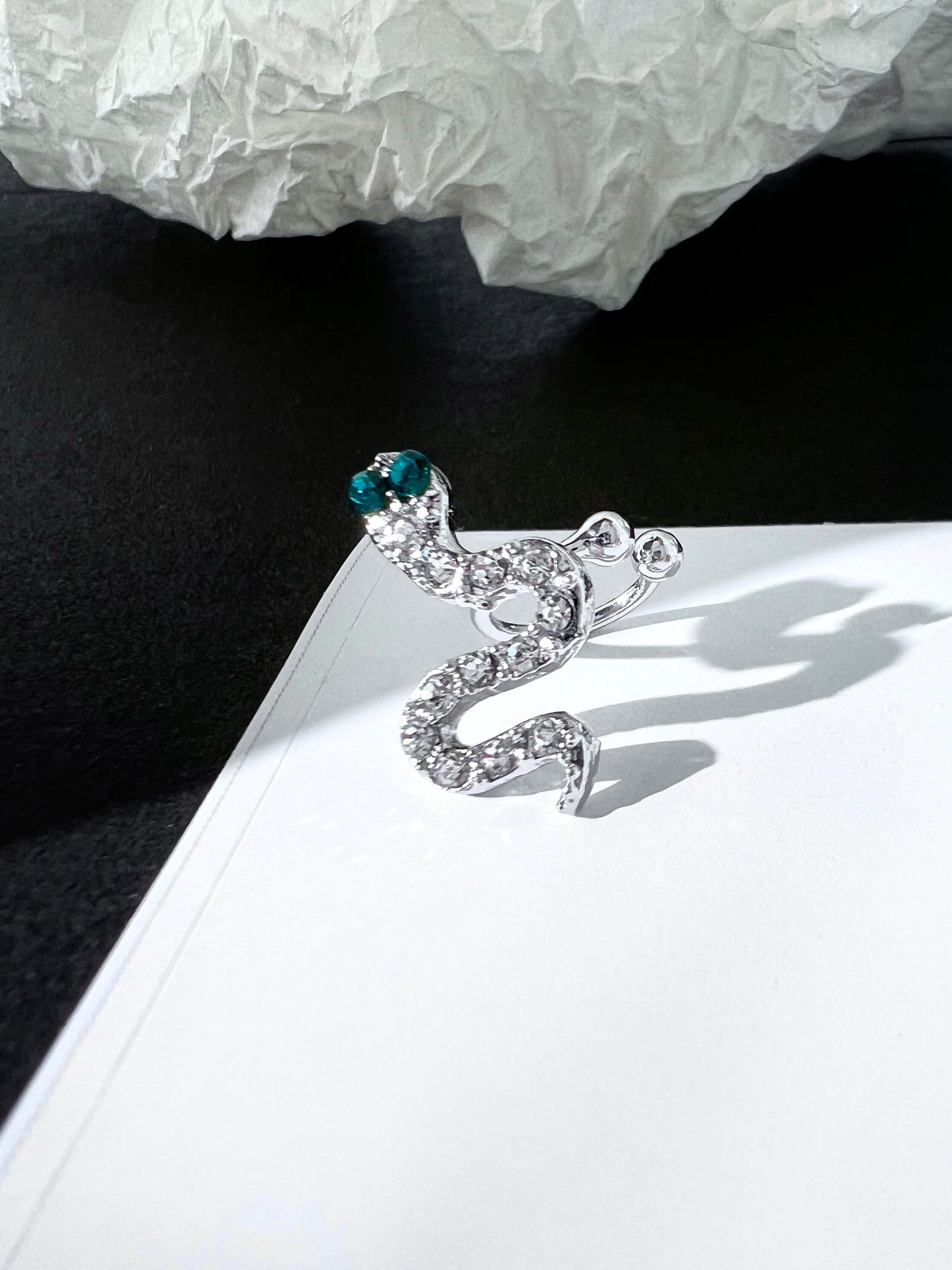 Kleine süße Ohrmanschette mit glänzendem Strasssteinchen in Schlangenform (einzeln)