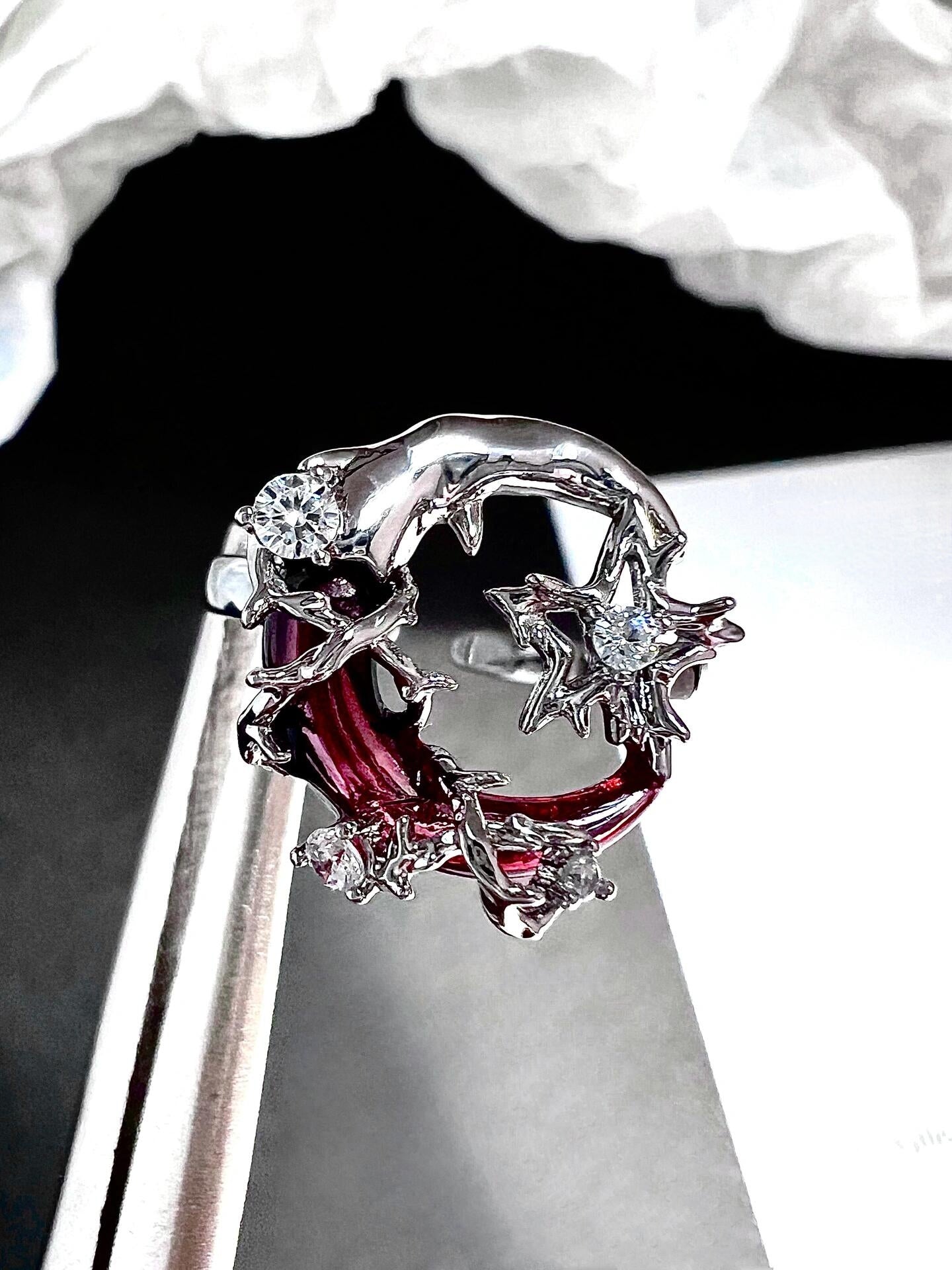 Roter Halbmond-Ring aus glänzendem Metallstern