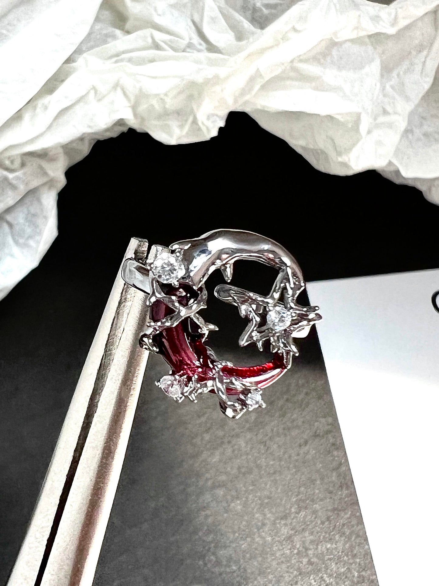 Roter Halbmond-Ring aus glänzendem Metallstern