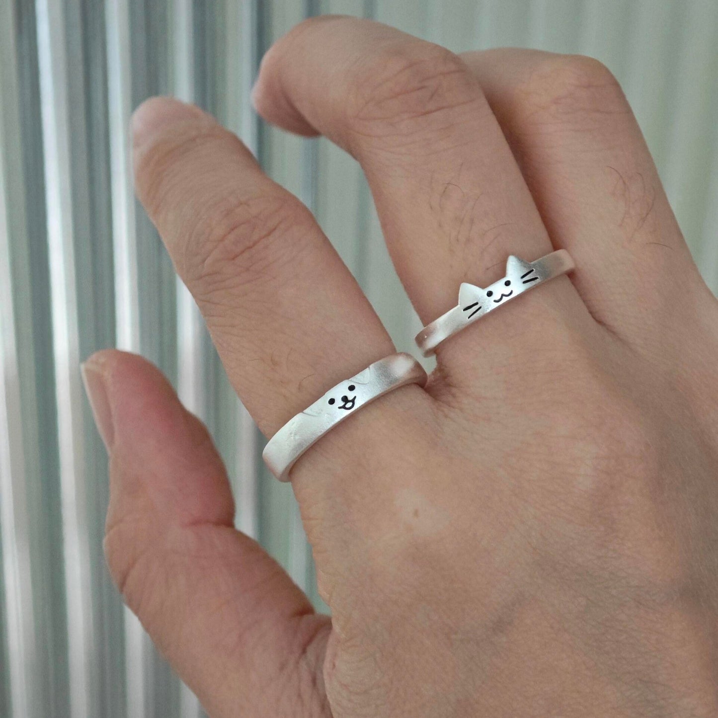 Süße offene Ringe aus Silber mit Katze und Hund