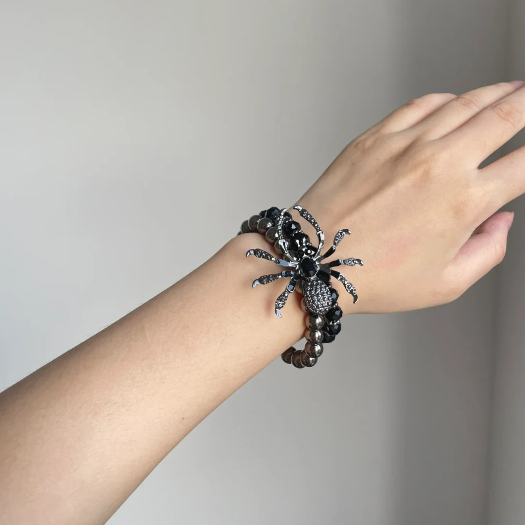 Schwarzes Armband mit Spinnenperlen und Strasssteinen