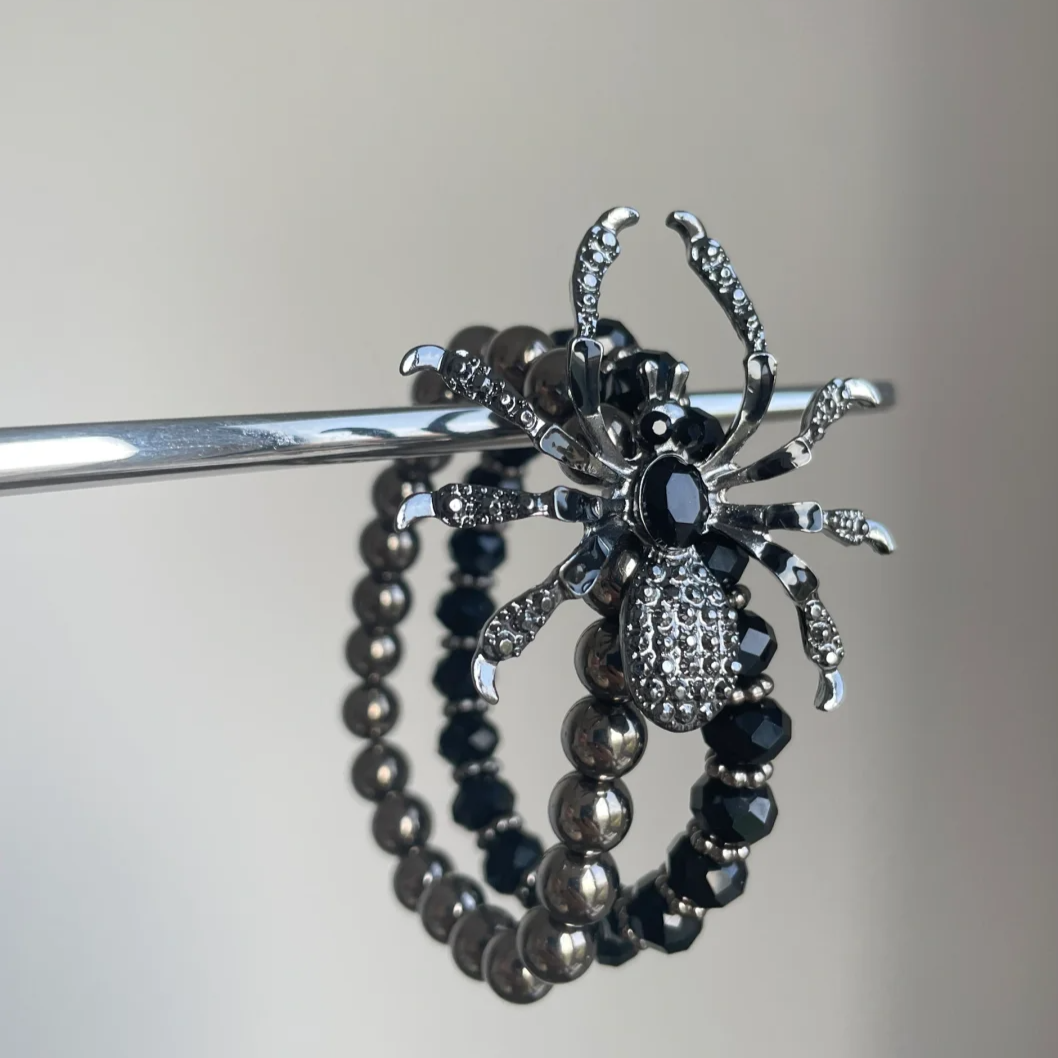 Schwarzes Armband mit Spinnenperlen und Strasssteinen